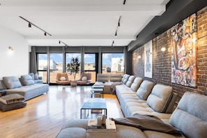 Smart TV, table football, offices - LiV MTL Plaza-3 Premium Bachelor Poker Foosball (Montréal)