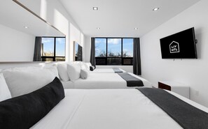 1 habitación, escritorio, tabla de planchar con plancha y cuna de viaje 
