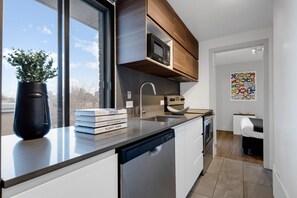 Fridge, microwave, oven, stovetop - LiV MTL Soho-4 Deluxe 1BR Suite + Big Rooftop (Montréal)