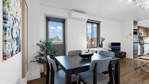 Eine moderne Wohnung mit Essbereich, Küche und Wohnraum.