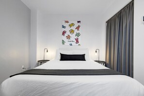 1 habitación, escritorio, tabla de planchar con plancha y cuna de viaje