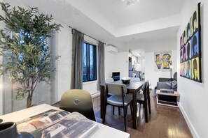 Dining - LiV MTL Soho-2 Deluxe 1BR Suite + Big Rooftop (Montréal)