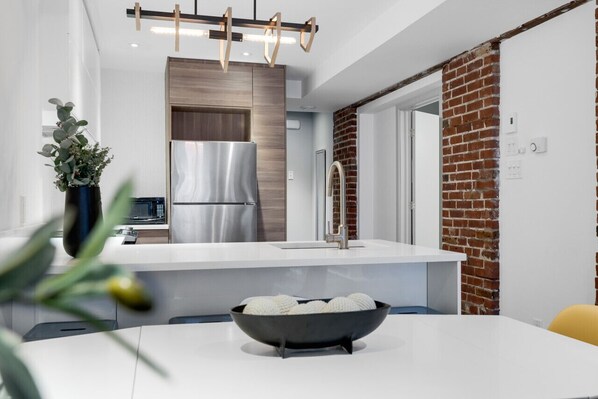 Fridge, microwave, oven, stovetop - Soho-5&6 Massive Bachelor Penthouse Poker Montreal (Montréal)