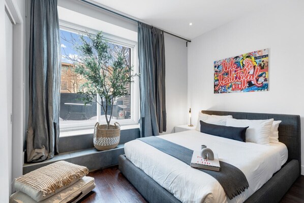 1 habitación, escritorio, tabla de planchar con plancha y cuna de viaje 