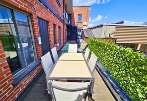 Outdoor dining - LiV MTL Soho-3 Spacious 2BR Suite + Big Rooftop (Montréal)