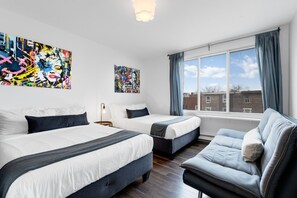 2 habitaciones, escritorio y tabla de planchar con plancha 