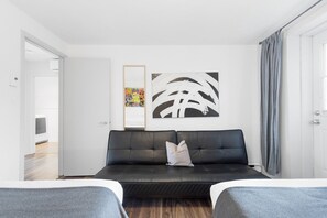 2 habitaciones, escritorio y tabla de planchar con plancha
