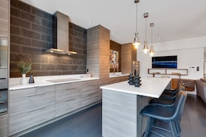 Køleskab, mikrobølgeovn, ovn, kogeplade