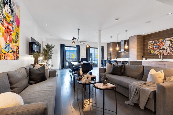 Smart TV, offices - LiV MTL Plato Spacious 2BR Suite Penthouse Rooftop (Montréal)