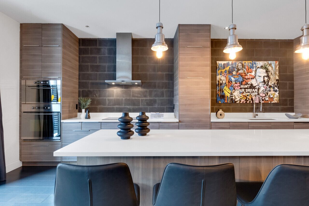 Réfrigérateur, four à micro-ondes, un four, surface de cuisson