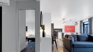 Eine moderne Wohnung mit Wohnzimmer, Küche und Schlafzimmer.