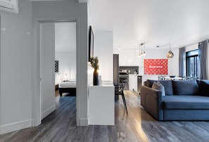 Un appartement moderne comprenant un salon, une cuisine et une chambre.