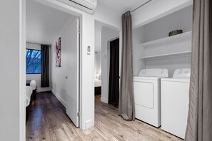 Interior - LiV MTL Spacious 2BR Suite F1 Grand Prix Montreal (Montréal)