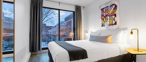 2 chambres, bureau, fer et planche à repasser, lit de bébé portatif