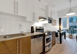 Coffee/tea maker, fridge, microwave, oven