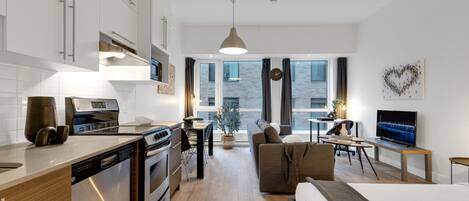 デスク、アイロン / アイロン台、WiFi (無料)、ベッドシーツ