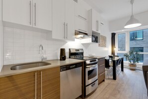 Réfrigérateur, four à micro-ondes, un four, surface de cuisson