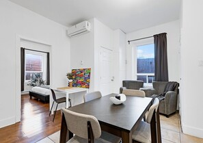 Dining - LiV MTL Chic Spacious 4BR Rooftop Suite Near Downtown Montreal (Montréal)