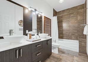 Hair dryer, towels - LiV MTL Chic Spacious 4BR Rooftop Suite Near Downtown Montreal (Montréal)