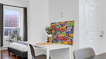 4 chambres, bureau, fer et planche à repasser, lit de bébé portatif