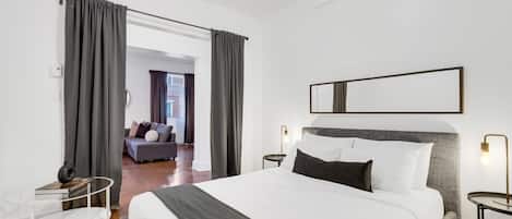 4 slaapkamers, een bureau, een strijkplank/strijkijzer, reisbedje