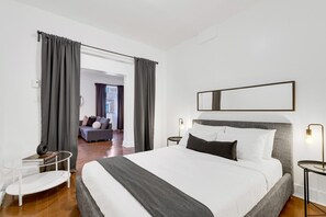 4 bedrooms, desk, iron/ironing board, travel cot - LiV MTL Chic-2 Spacious 4BR Near Downtown Montreal (Montréal)