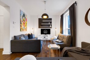 Smart TV, offices - LiV MTL Chic-2 Spacious 4BR Near Downtown Montreal (Montréal)
