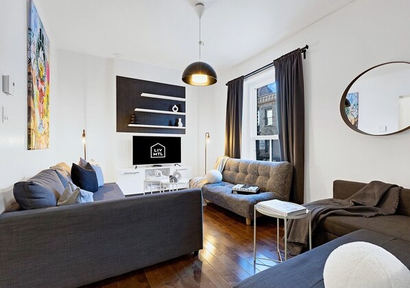 Smart TV, offices - LiV MTL Chic Spacious 4BR Rooftop Suite Near Downtown Montreal (Montréal)
