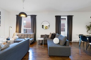 Smart TV, offices - LiV MTL Chic Spacious 4BR Rooftop Suite Near Downtown Montreal (Montréal)