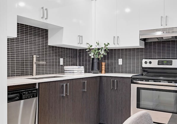 Coffee/tea maker, fridge, microwave, oven