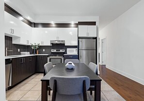 Wasserkocher mit Kaffee-/Teezubehör, Kühlschrank, Mikrowelle, Ofen