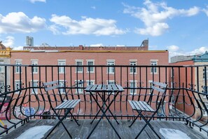 Outdoor dining - LiV MTL Chic-3 Spacious 4BR + Near Downtown MTL (Montréal)