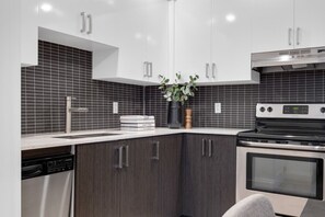 Fridge, microwave, oven, stovetop - LiV MTL Chic-3 Spacious 4BR + Near Downtown MTL (Montréal)