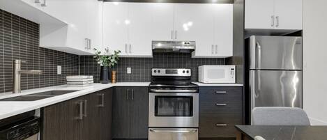 Een koelkast, een microgolfoven, een oven, een kookplaat