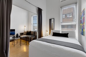 1 habitación, escritorio, tabla de planchar con plancha y cuna de viaje 