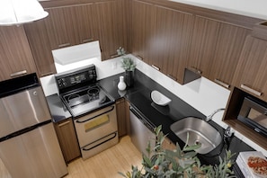 Fridge, microwave, oven, stovetop - LiV MTL Main Plateau Urban Suites Near Downtown Montreal (Montréal)