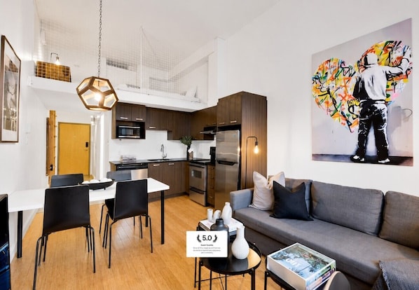 Een modern appartement met een eethoek, keuken en woonkamer.