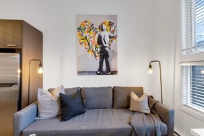 Smart TV, offices - LiV MTL Main-306 Spacious 1BR Suite + Mezzanine (Montréal)