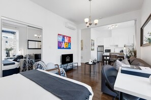 Smart TV, offices - LiV MTL MTL Plateau Urban Suites Near Downtown Montreal (Montréal)