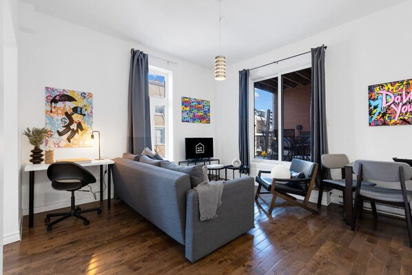 Smart TV, offices - LiV MTL 202 Deluxe 1BR Suite + Big Rooftop Patio (Montréal)