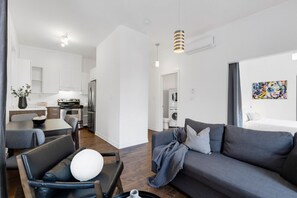 Smart TV, offices - LiV MTL MTL Plateau Urban Suites Near Downtown Montreal (Montréal)