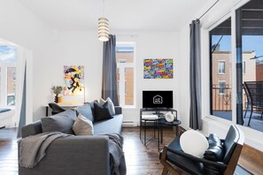 Smart TV, offices - LiV MTL-202 | Modern 1BR Suite + Rooftop Patio (Montréal)