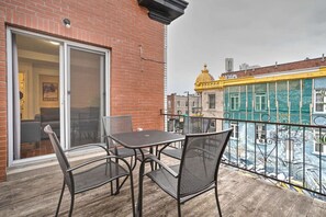 Outdoor dining - LiV MTL-302 | Modern 1BR Suite + Rooftop Patio (Montréal)