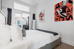 1 quarto, escrivaninha, ferros/tábuas de passar roupa, berço de viagem