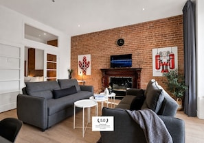Smart TV, chimenea y oficina