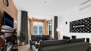 Smart TV, fireplace, offices - LiV MTL Downtown Montreal Spacious Urban Suites (Montréal)