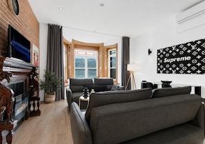 Smart TV, chimenea y oficina