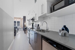 Réfrigérateur, micro-ondes, four, plaque de cuisson