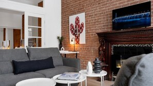 Smart TV, fireplace, offices - LiV MTL Downtown Montreal Spacious Urban Suites (Montréal)