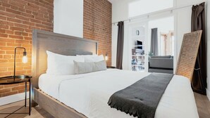 1 bedroom, desk, iron/ironing board, travel cot - LiV MTL Downtown Montreal Spacious Urban Suites (Montréal)
